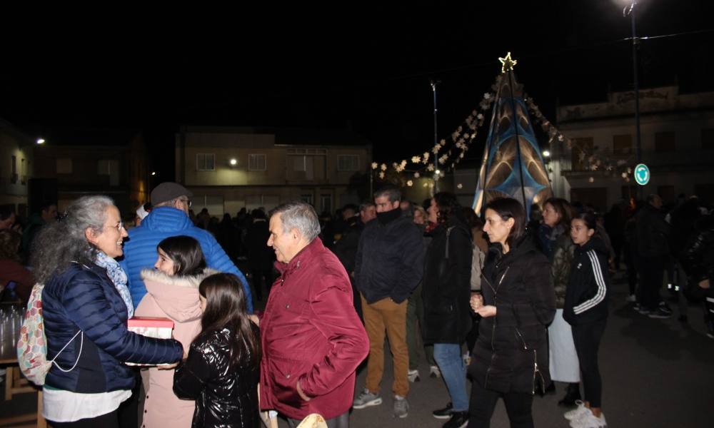 Villoruela enciende un nuevo árbol hecho con 3.000 metros de cuerda