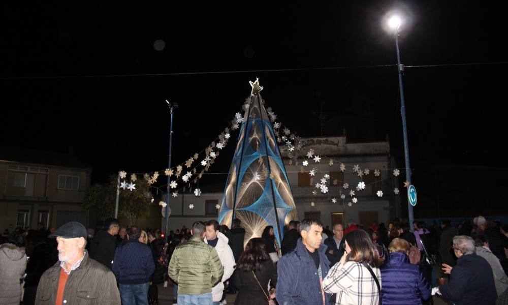 Villoruela enciende un nuevo árbol hecho con 3.000 metros de cuerda