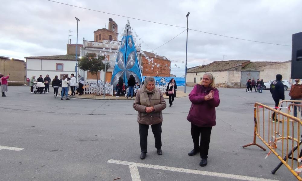 Villoruela enciende un nuevo árbol hecho con 3.000 metros de cuerda