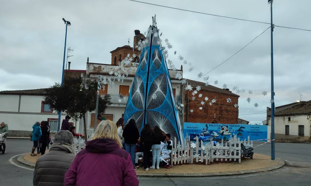 Villoruela enciende un nuevo árbol hecho con 3.000 metros de cuerda