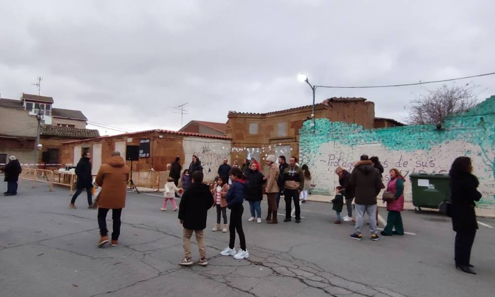 Villoruela enciende un nuevo árbol hecho con 3.000 metros de cuerda