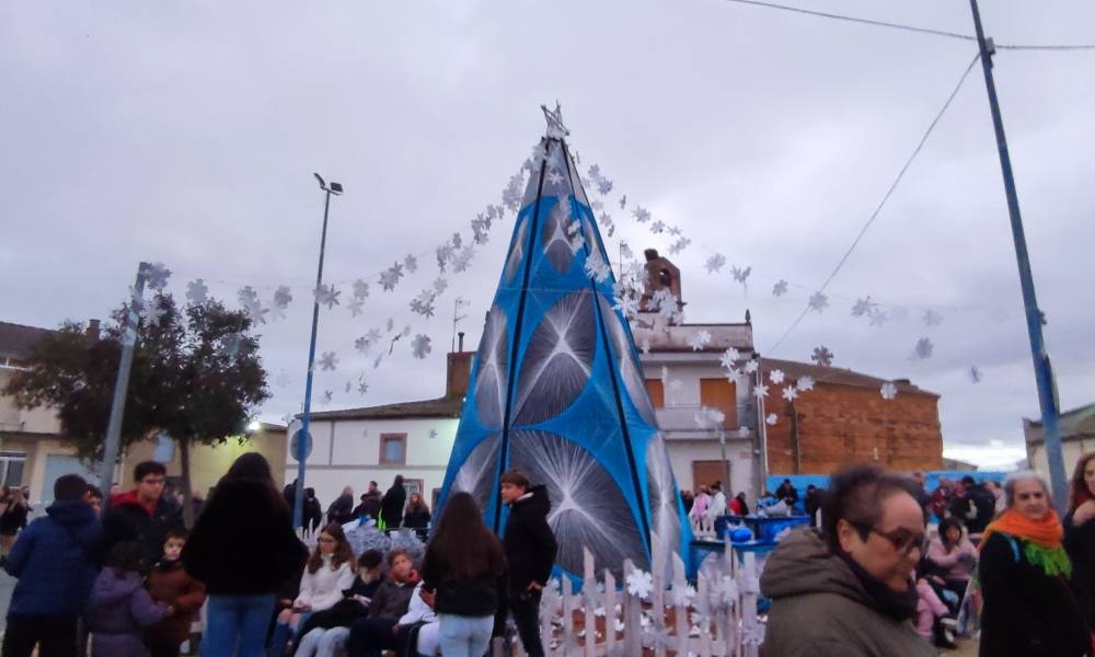 Villoruela enciende un nuevo árbol hecho con 3.000 metros de cuerda