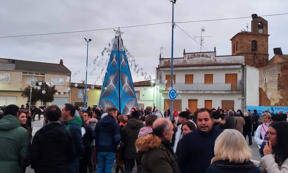 Villoruela enciende un nuevo árbol hecho con 3.000 metros de cuerda