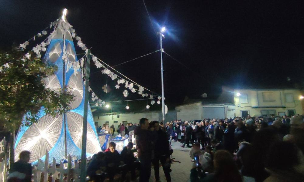 Villoruela enciende un nuevo árbol hecho con 3.000 metros de cuerda