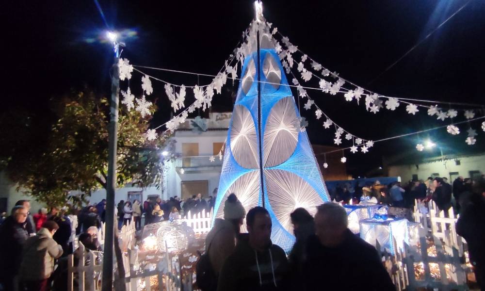 Villoruela enciende un nuevo árbol hecho con 3.000 metros de cuerda