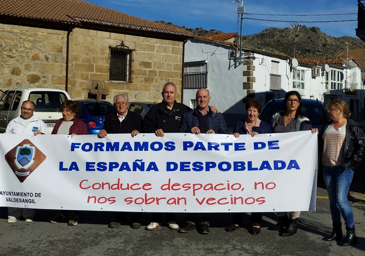 Imagen del promotor y el alcalde de Valdesangil (centro) con la pancarta con la campaña.