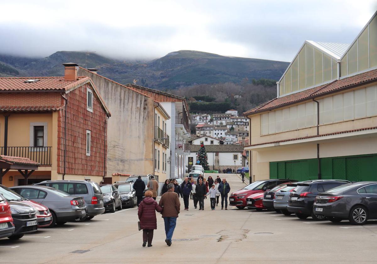 Imagen de la parte baja de Candelario con vecinos y visitantes por las calles estos días del puente.