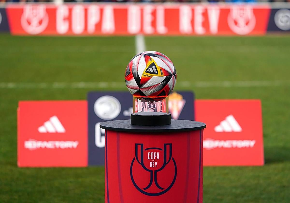 El balón con el que se disputó el encuentro entre Unionistas y Sporting de Gijón.