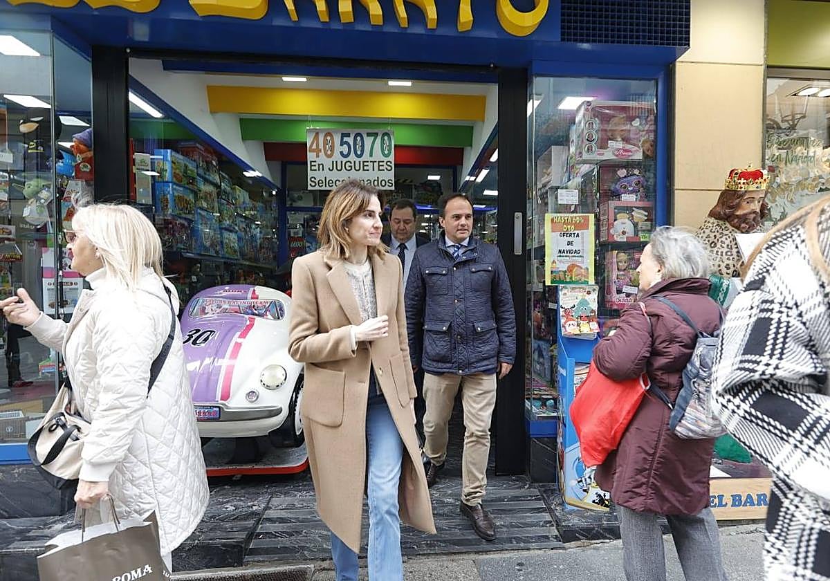 Miriam Vicente, durante la visita a un comercio.