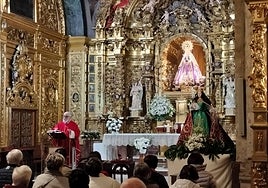 La imagen de Santa Lucía presidió la eucaristía en su honor, que estuvo oficiada por padre Pío Lana y con la imagen de la Virgen del Castañar presidiendo el retablo del altar mayor