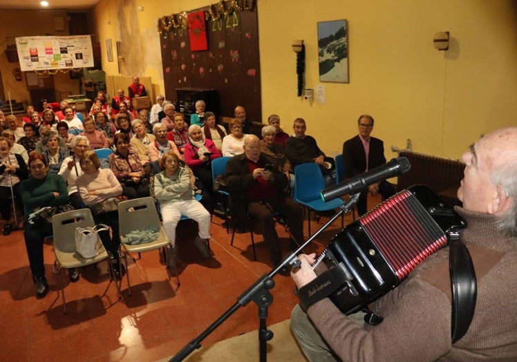 Imagen principal - Diferentes momentos del encuentro de mayores de Cruz Roja.