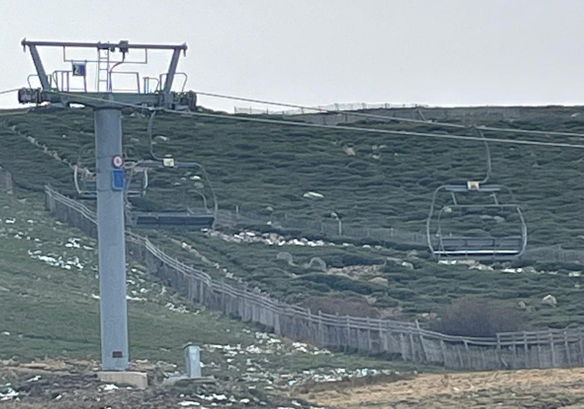 Imagen de las sillas montadas tras la realización de pruebas en el telesilla la pasada semana en La Covatilla.