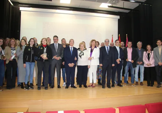 Foto de familia de los galardonados en los XIII Premios Emprendedores de Diputación