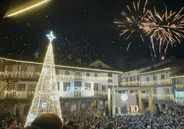 La Plaza Mayor de la Alberca iluminada