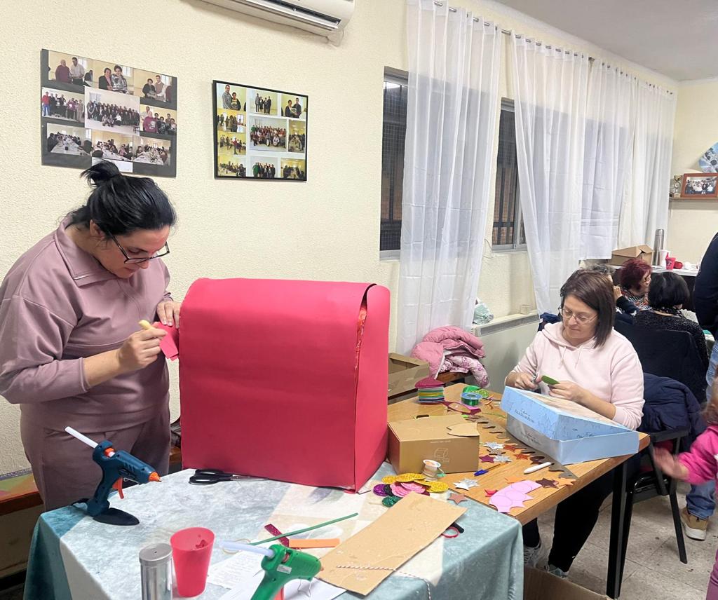 Adornos navideños creados por los vecinos para iluminar Encinas de Abajo por Navidad