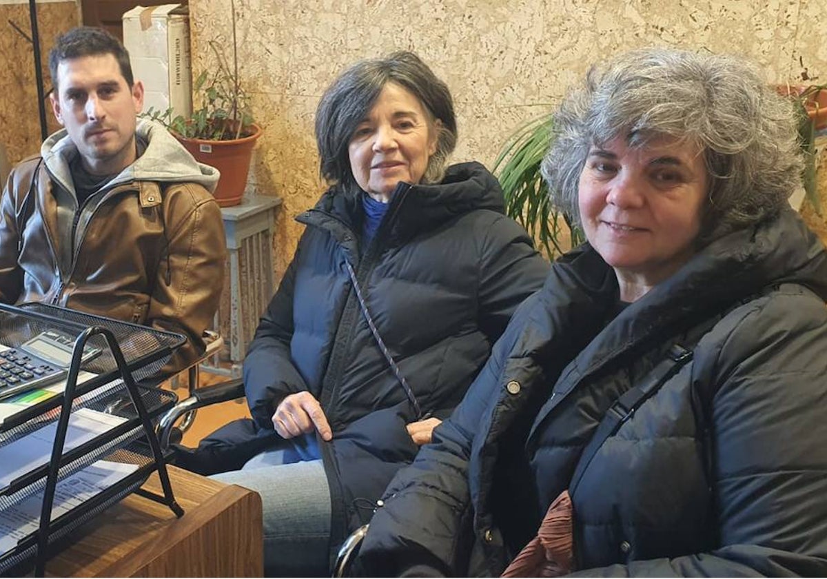 Miguel Rodero, Mónica de Quevedo y Elvira Fernández, en el Ayuntamiento de Candelario registrando la moción de censura.