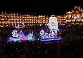 La Cabalgata de Papá Noel a su paso por la Plaza Mayor