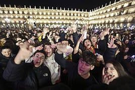 Varios jóvenes disfrutando del Fin de Año Universitario.