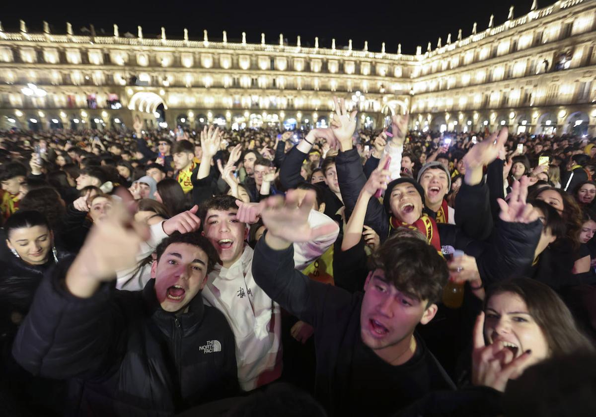 Varios jóvenes disfrutando del Fin de Año Universitario.