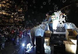 Rendidos a Papá Noel y al mundo de hielo, así ha sido la cabalgata en víspera de Navidad