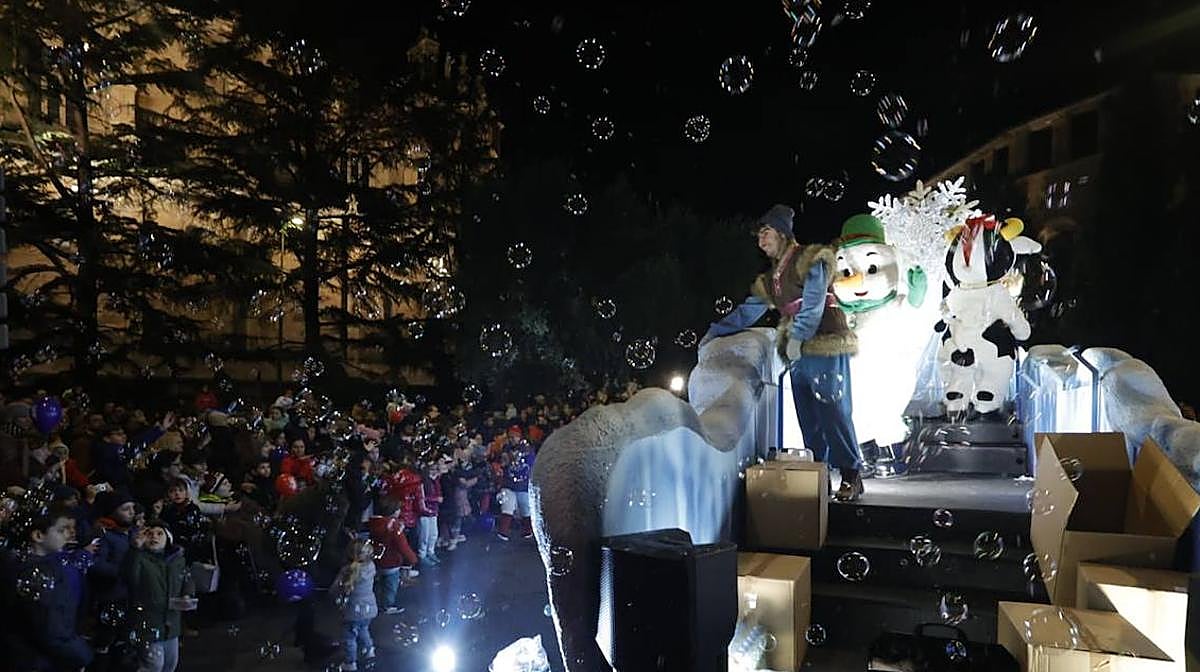 Rendidos a Papá Noel y al mundo de hielo, así ha sido la cabalgata en víspera de Navidad