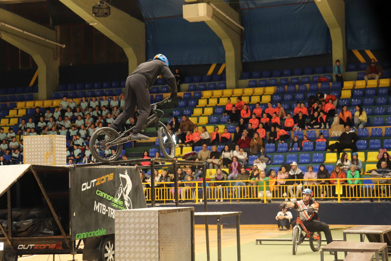 Béjar se vuelca con la gala deportivo-benéfica: 1.500 kilos de alimentos, productos de higiene y limpieza