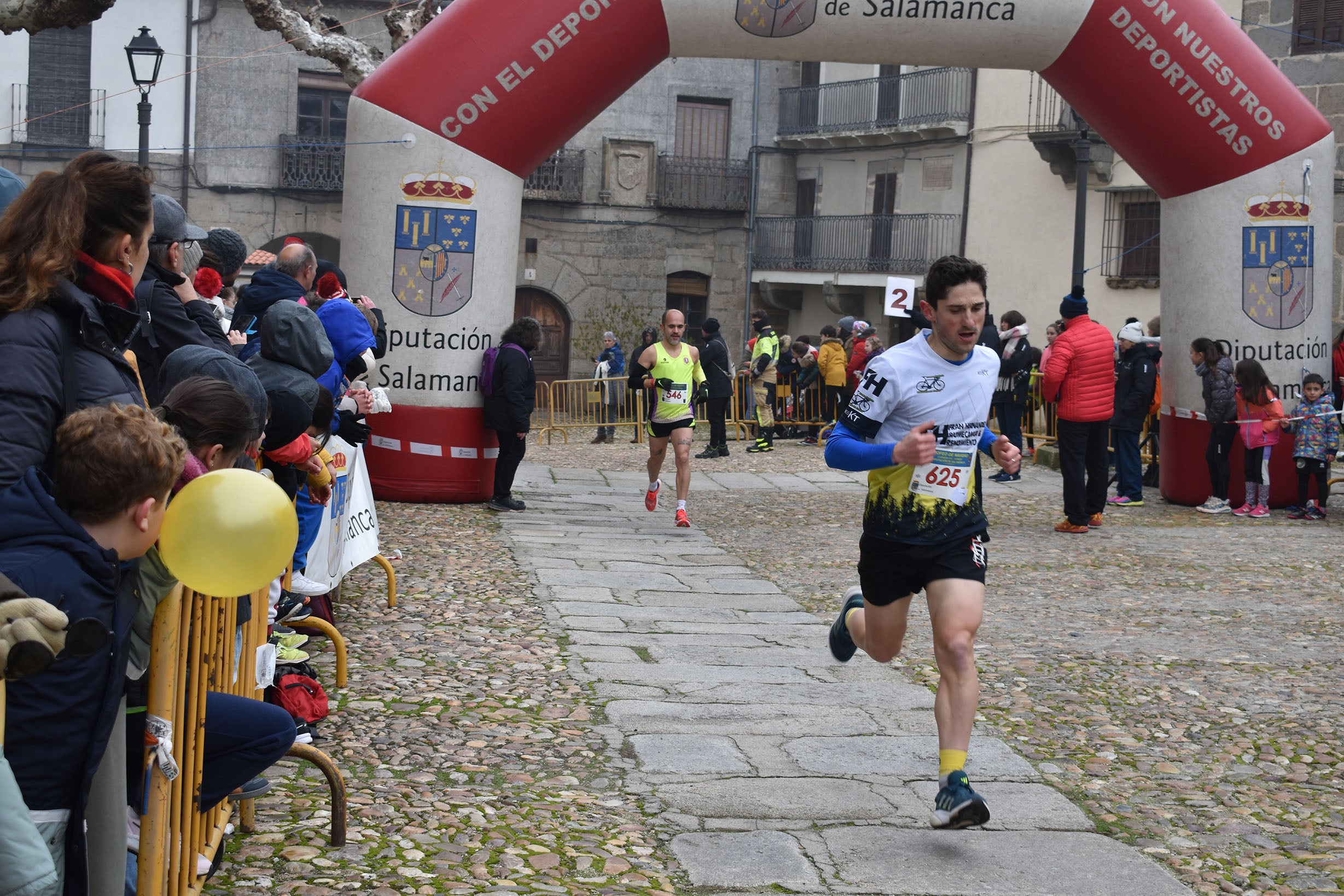 Yanis Sánchez y Andrea Jaén ganan la Carrera del Turrón de la Diputación en Ledesma