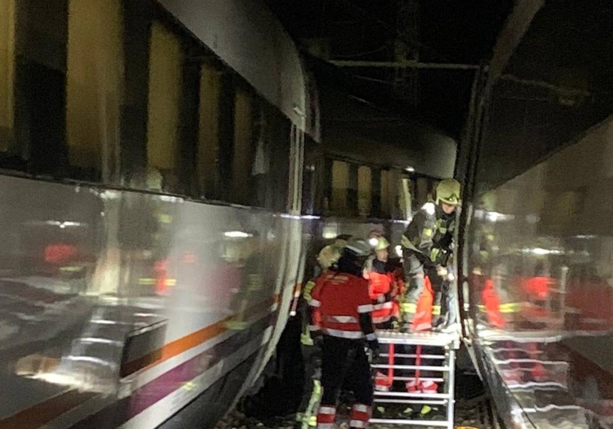 Efectivos de emergencia trabajando tras la colisión.