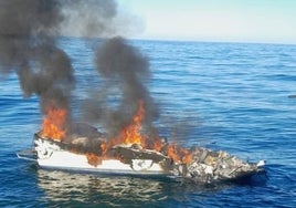 Barco incendiado.