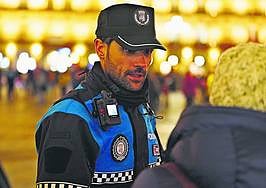 Uno de los agentes, con la «bodycam» que se estrenó en este Fin de Año Universitario.