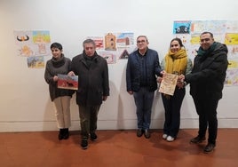 El jurado del XXXIV Concurso de Dibujos del Carnaval del Toro con los originales premiados y finalisas.