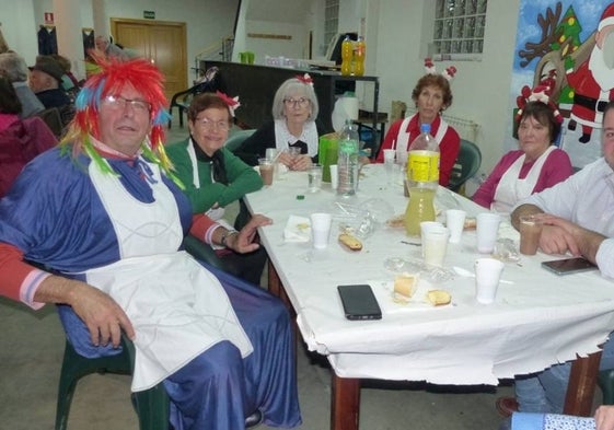 El alcalde, Alex González (derecha) junto a miembros de la junta de la asociación 'San Pedro'