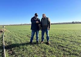Ignacio le muestra a Javier las imágenes tomadas con el dron.