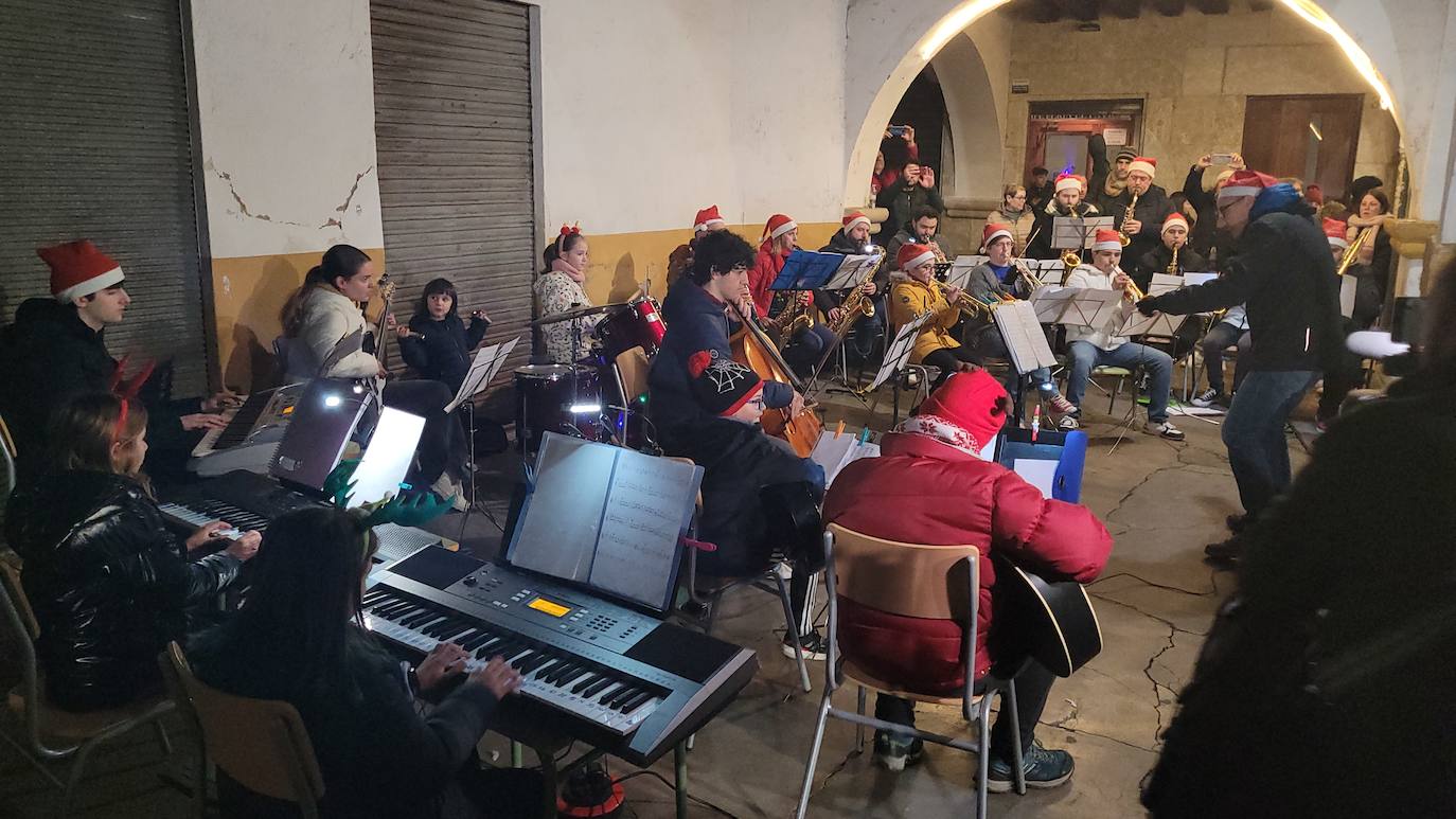 Atavíos y música tradicional en el belén de Miróbriga