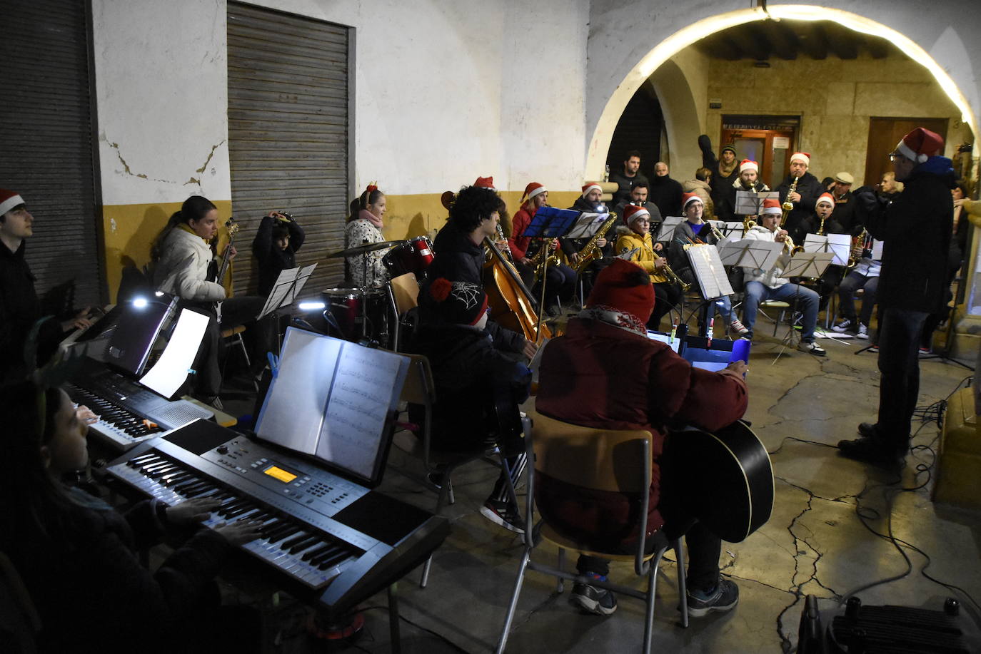 Atavíos y música tradicional en el belén de Miróbriga