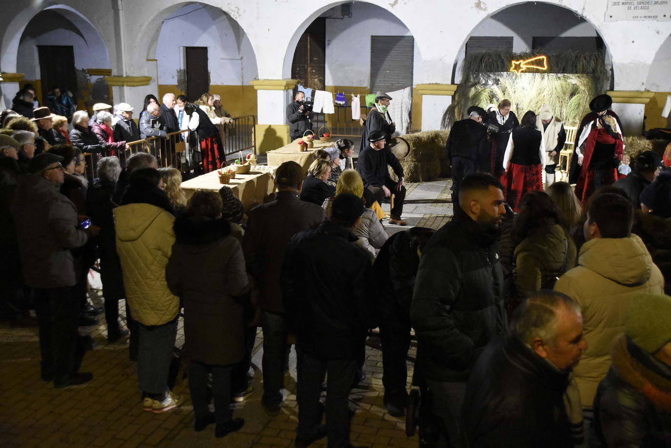 Atavíos y música tradicional en el belén de Miróbriga