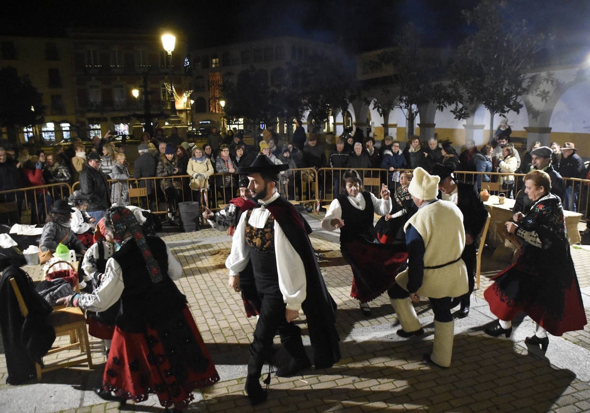 Atavíos y música tradicional en el belén de Miróbriga