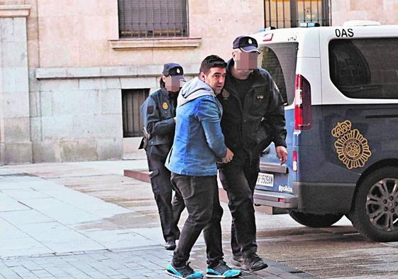 A.C.H., custodiado por la Policía Nacional, llega a un juicio anterior en la Audiencia.