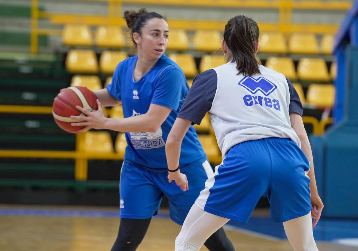 Silvia Domínguez defendida por Çakir en la sesión de entrenamiento de este martes en el pabellón de Würzburg.