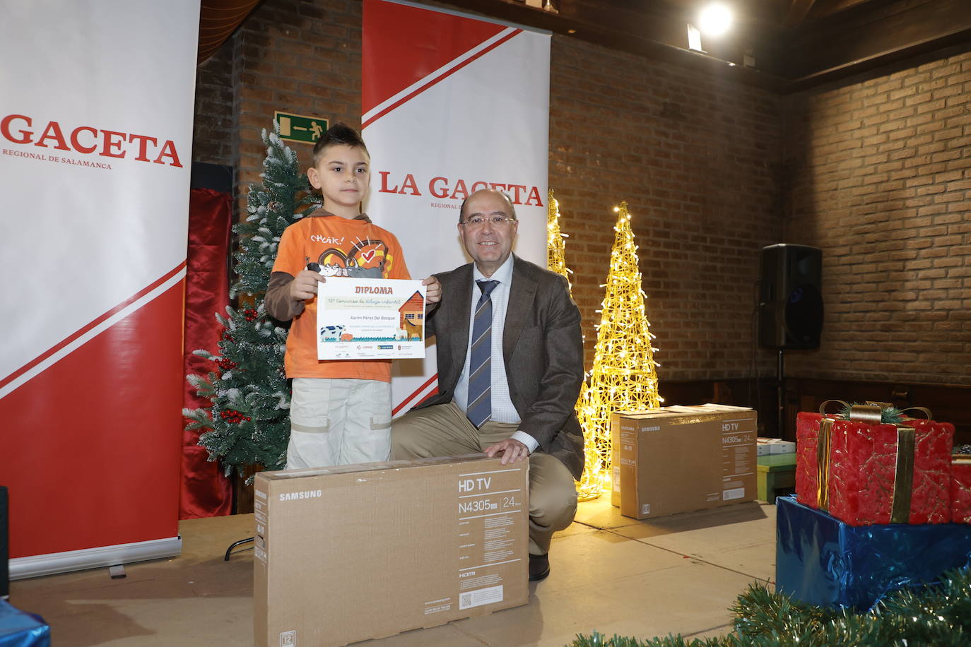 Aarón Pérez, que fue galardonado en el certamen de dibujo con el segundo premio en la categoría de 1º y 2º de Primaria, es alumno del colegio CRALos Arribes. Recibió un diploma y una televisión de 24 pulgadas que entregó José Luis Barba Real, director gerente de la Fundación Salamanca Ciudad de Cultura y Saberes. 