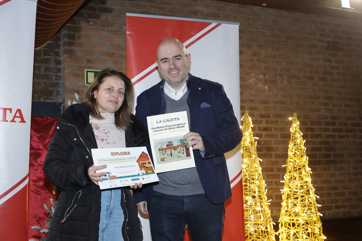 Arancha Guerrero en representación de Elsa Muñoz, primer premio en la categoría de 5º y 6º de Primaria, del del CEIP Miróbriga, acompañada por Ignacio Santamartina Aroca, director financiero de Berkeley Minera España.