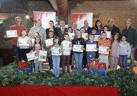 Ganadores y patrocinadores en la entrega de premios del XII Concurso de Dibujo Infantil de LA GACETA