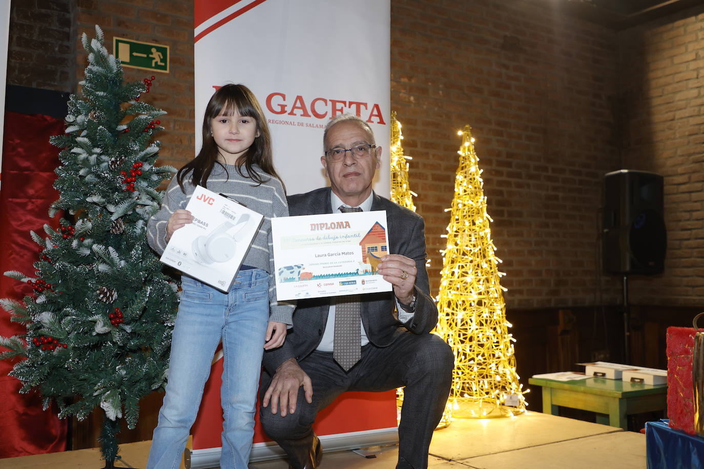 Laura García, tercer premio en la categoría de 1º y 2º de Primaria, del colegio Montessori, acompañada por Julián Ballestero Chillón, director de LA GACETA, que le entregó unos auriculares bluetooth y un diploma.