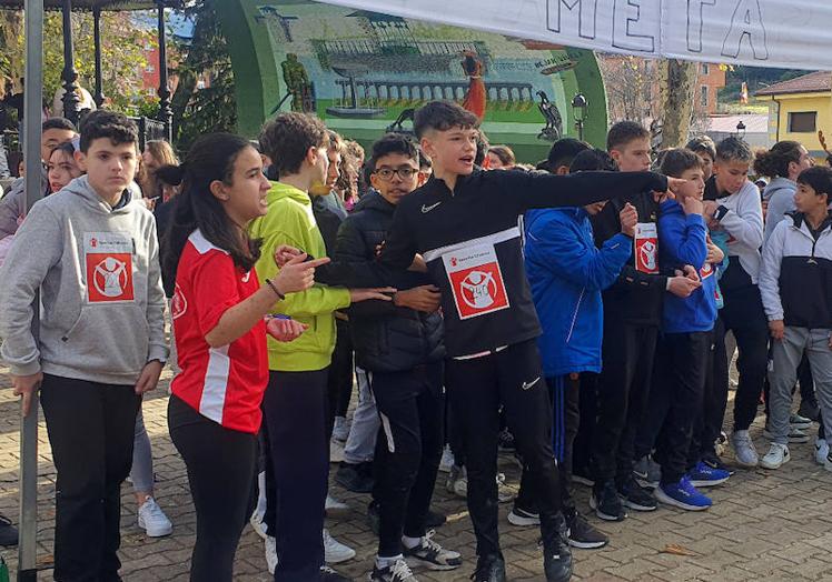 Imagen principal - Unas 300 personas participan en la carrera solidaria en el parque municipal de Béjar