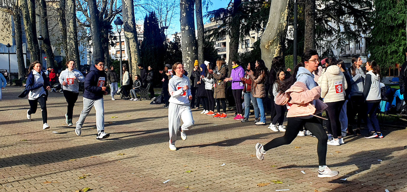 Imagen principal - Unas 300 personas participan en la carrera solidaria en el parque municipal de Béjar