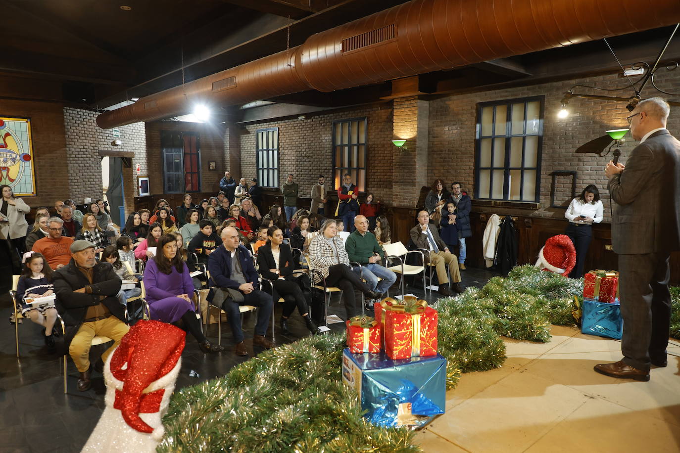 Público asistente a la entrega de premios en Vialia