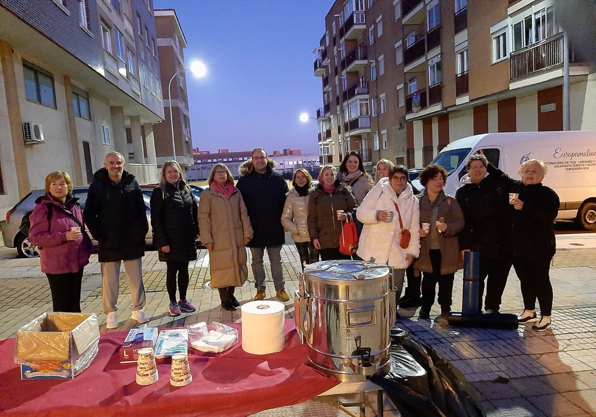 Gran chocolatada de los vecinos de Comuneros para dar la bienvenida a la Navidad