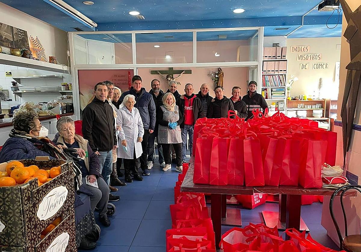 Miembros de Coca - Cola en el comedor de los Pobres.