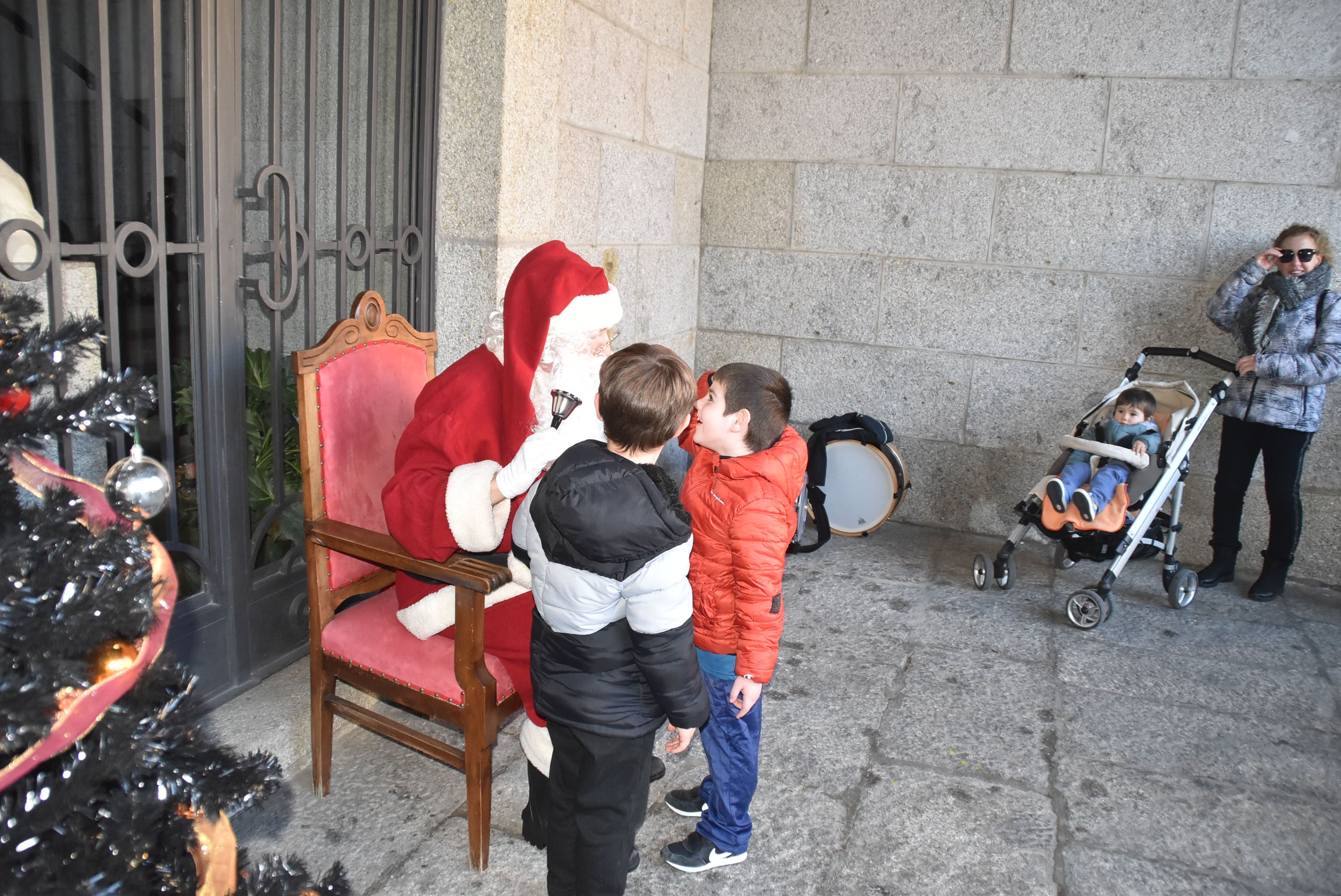Los pequeños dan la bienvenida a Papá Noel en su visita a Béjar