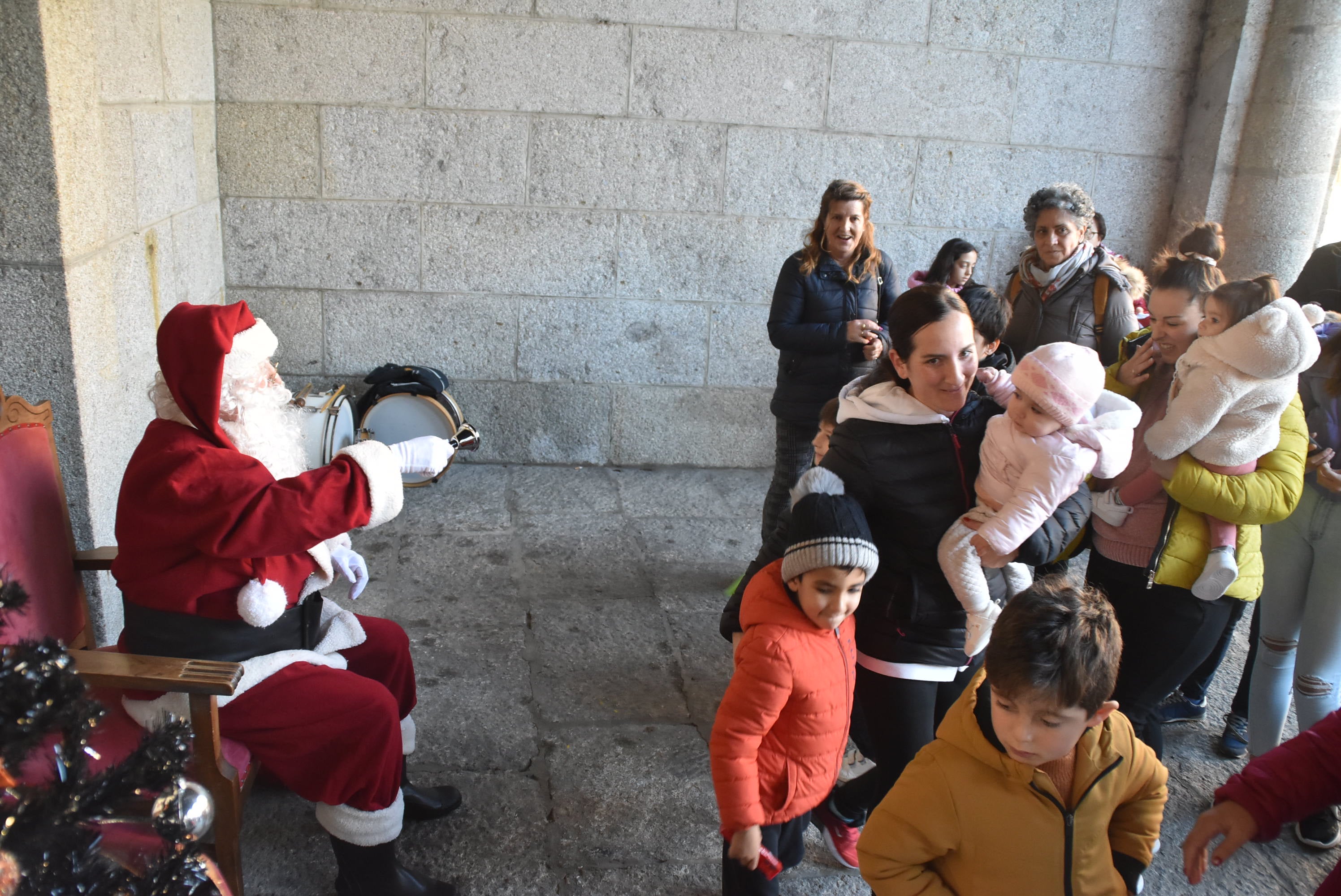 Los pequeños dan la bienvenida a Papá Noel en su visita a Béjar